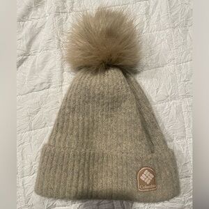Womens Columbia poof beanie super cute and warm